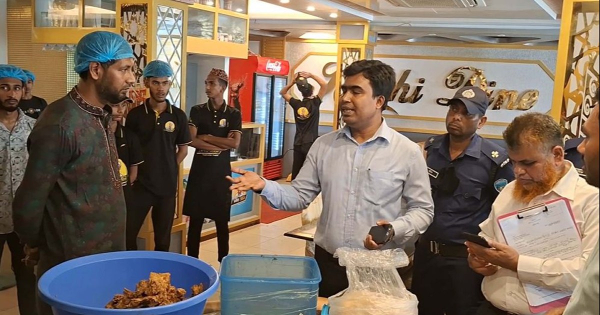 চাঁদপুরে দুটি রেস্টুরেন্টকে ৩০ হাজার টাকা জরিমানা